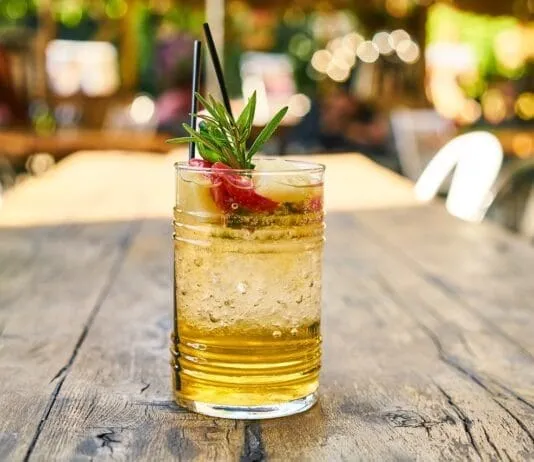 Najlepsze drinki z orzechówką, które zachwycą Twoje podniebienie