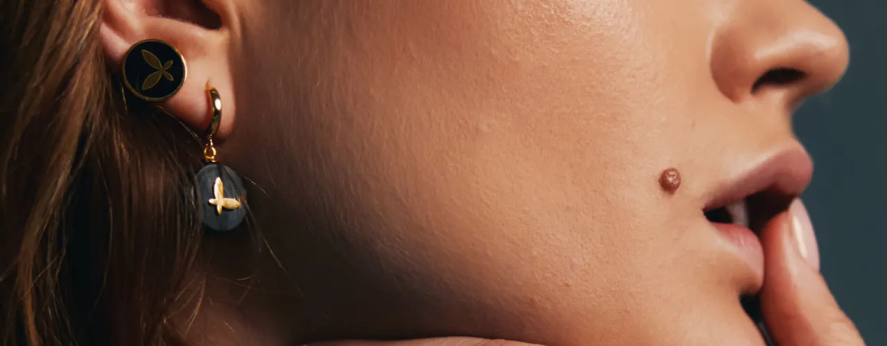 Co oznaczają skrzydła w biżuterii? Odkryj ich głębokie znaczenie