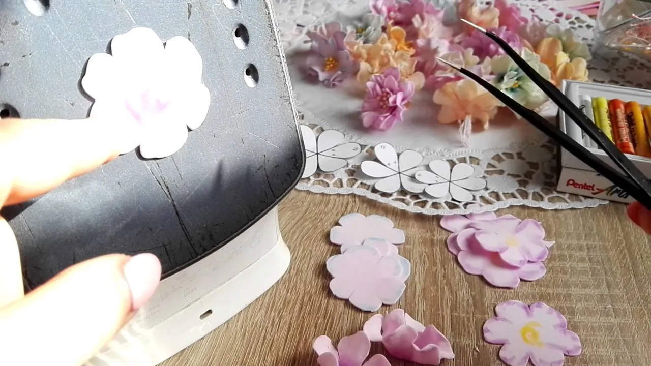 Jak łatwo zrobić kwiaty z pianki dekoracyjnej - krok po kroku