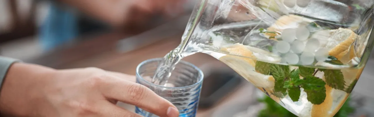 Jaką wodę pić przy odchudzaniu, by uniknąć błędów i schudnąć?