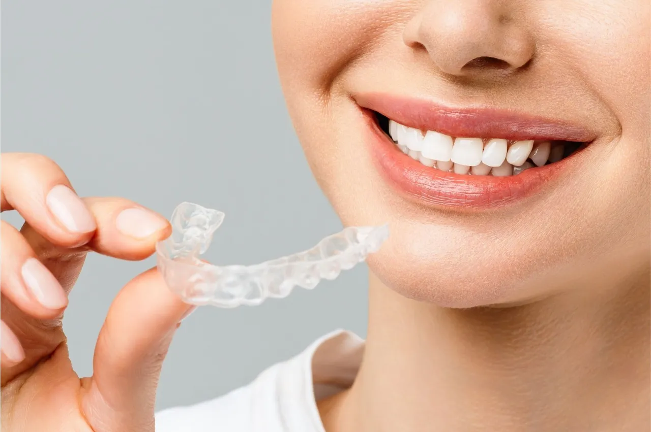 Wybielanie zębów: Gabinet vs Dom. Która metoda jest dla Ciebie?