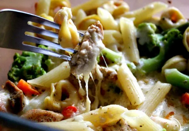 Szybka zapiekanka z tortellini i kurczakiem, która zachwyci rodzinę