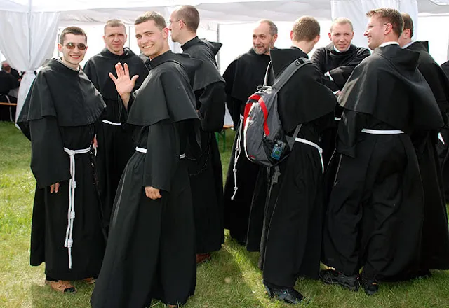 Czemu habity zakonne męskie fascynują? Historia, która zaskakuje