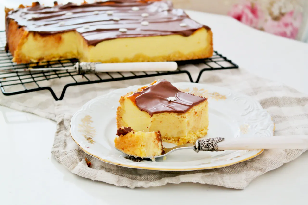 Jakie ciastka na spód do sernika? Odkryj najlepsze opcje i przepisy