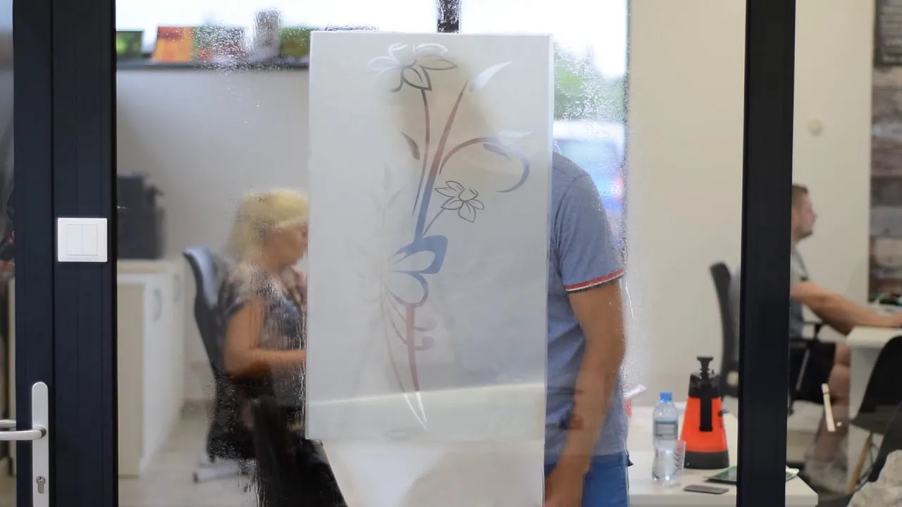 Jak przykleić naklejkę na okno bez pęcherzyków i frustracji?