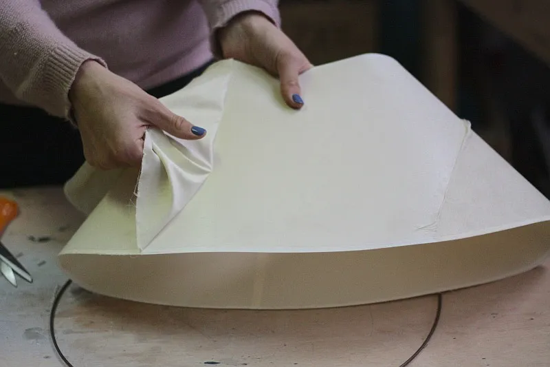 Jak naciągnąć materiał na abażur, aby uniknąć fałd i nierówności