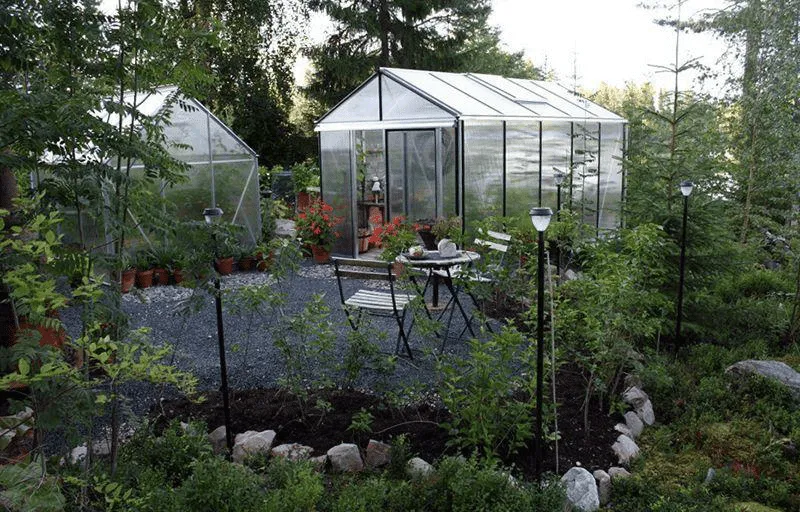 Czy poliwęglan nadaje się na szklarnię? Odkryj jego zalety i wady