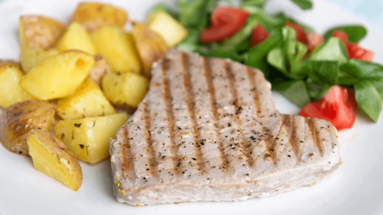 Stek z tuńczyka z grilla: Perfekcyjny przepis, który zachwyci każdego grilla