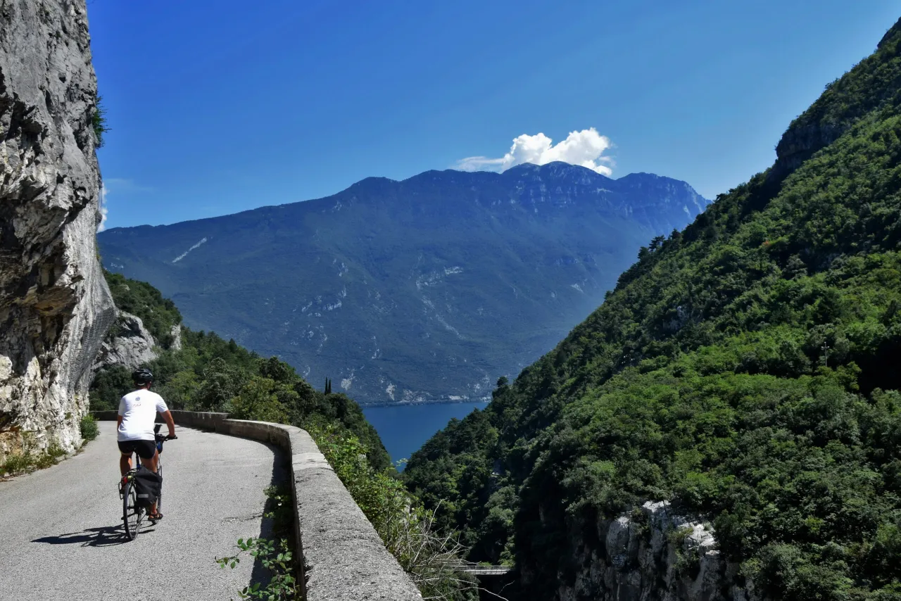 Najlepsze trasy rowerowe wokół Jeziora Garda - odkryj malownicze szlaki