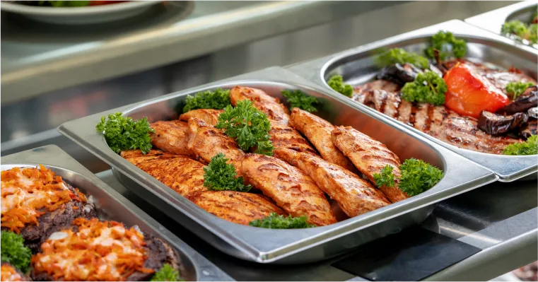 Ile kosztuje catering na 60 osób? Sprawdź ceny i opcje menu