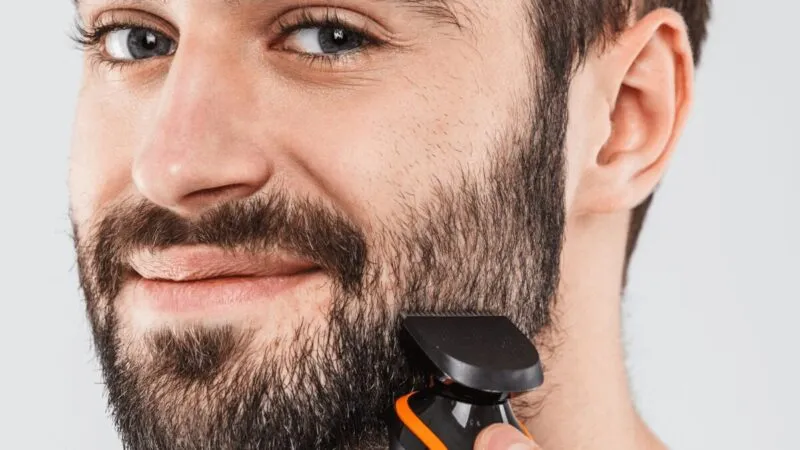 Twardy zarost? Wybierz idealną golarkę! Poradnik i top modele.