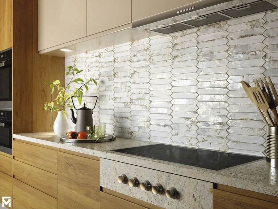 Ściana nad blatem w kuchni: Płytki, szkło, drewno co wybrać?