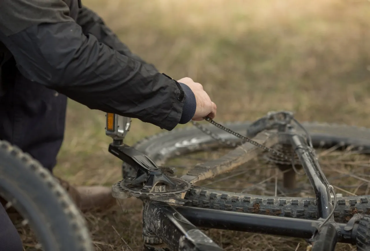 Jak naprawić zerwany łańcuch w rowerze i uniknąć dalszych problemów