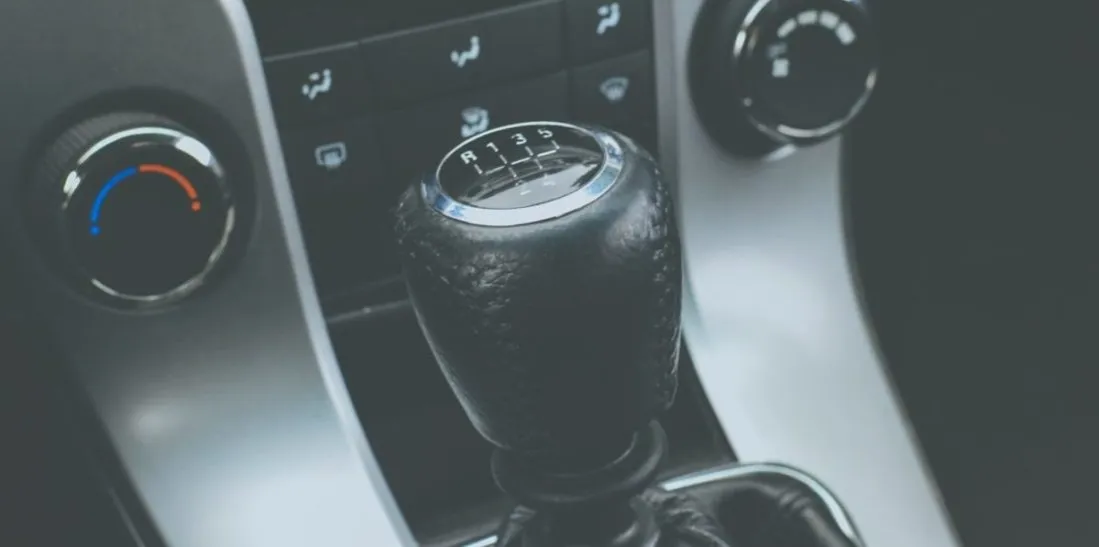 Jak cofać samochodem sprzęgło - uniknij najczęstszych błędów