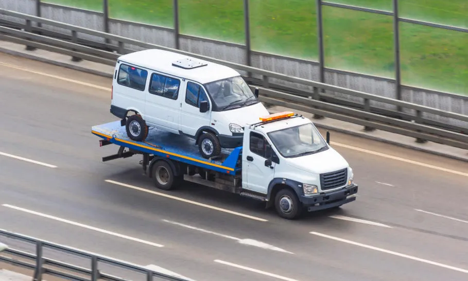 Holowanie samochodu: Kiedy możesz, a kiedy musisz wezwać lawetę?