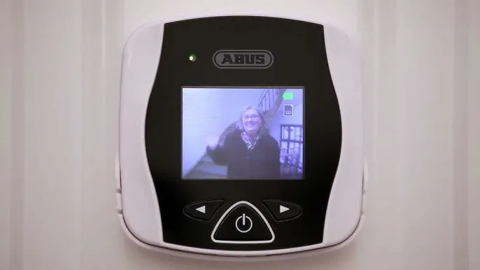 Jak zamontować wizjer w drzwiach? Proste kroki, by uniknąć błędów