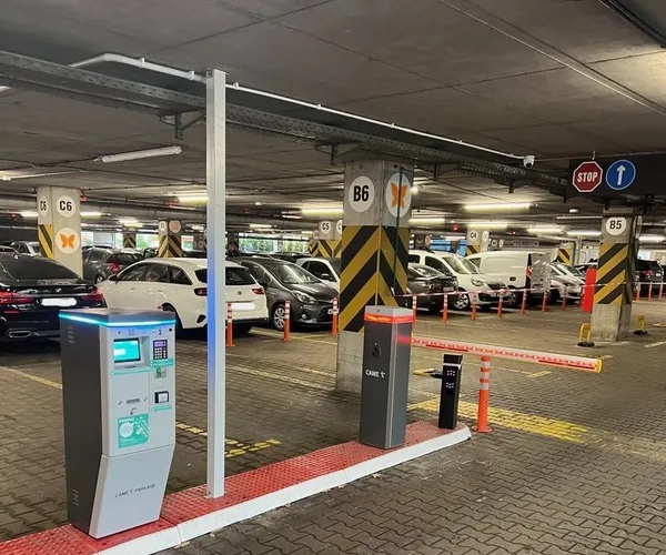 Na jakiej ulicy jest lotnisko Okęcie w Warszawie? Sprawdź lokalizację