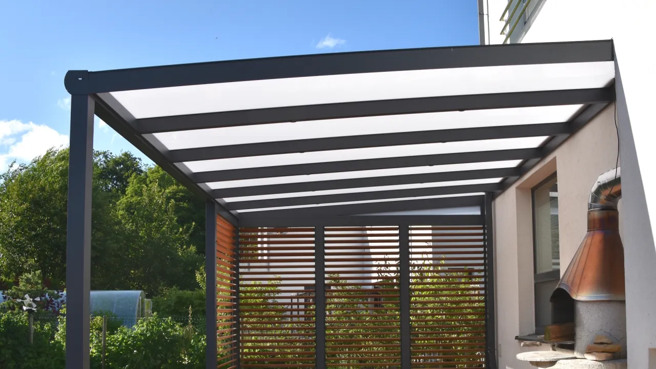 Zadaszenie pergoli: Jak zrobić? Uniknij błędów, zyskaj trwałość!