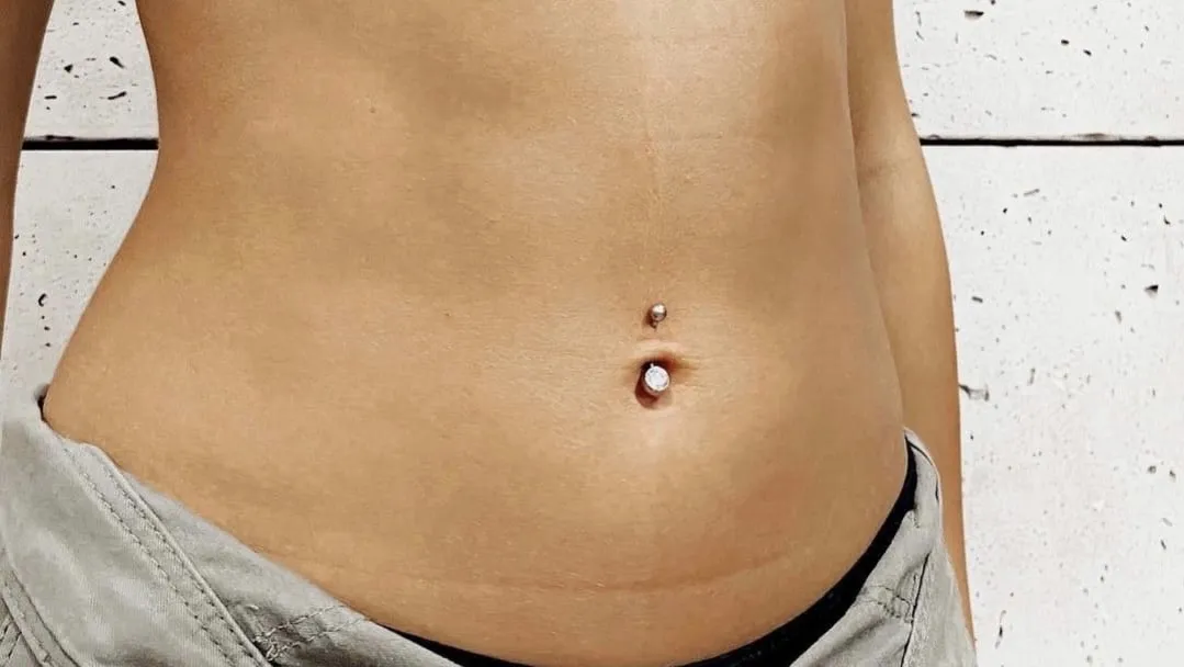 Ile goi się kolczyk w pępku? Objawy i czas gojenia, które musisz znać