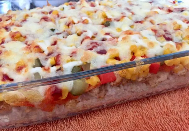 Zapiekanka z kurczakiem gyros i ryżem: przepis na obiad marzeń