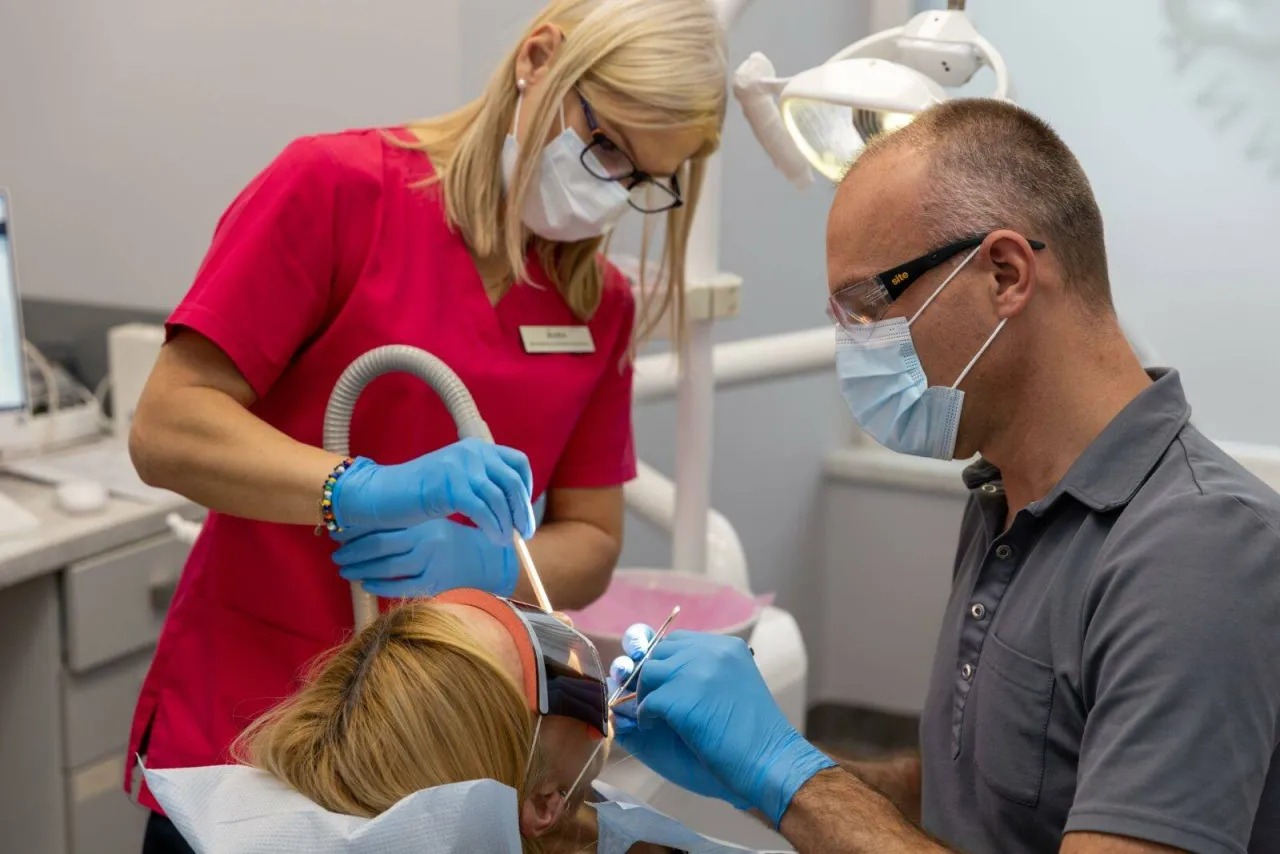 Czy po dentyście można palić? Poznaj ryzyko i czas oczekiwania