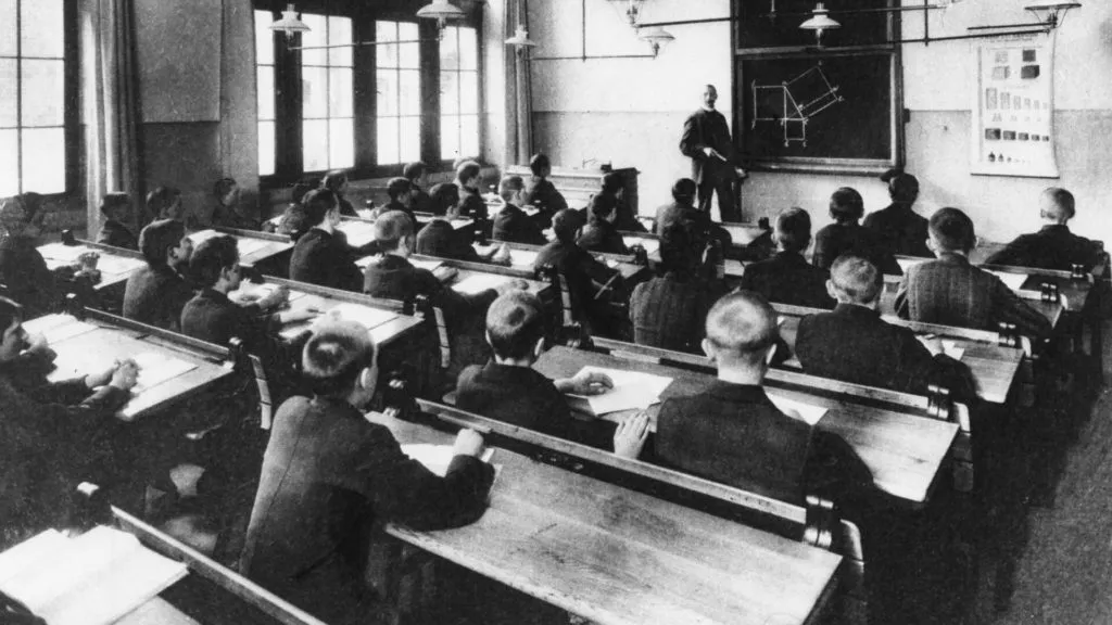 W którym roku powstały gimnazja w Polsce i jak wpłynęły na edukację?