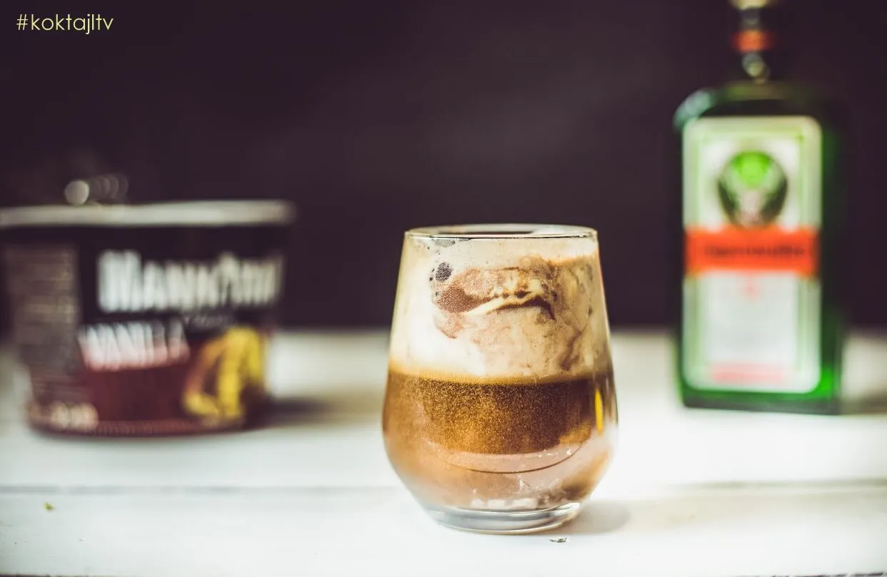 Drinki z Jägera - od Jägerbomby po eleganckie koktajle