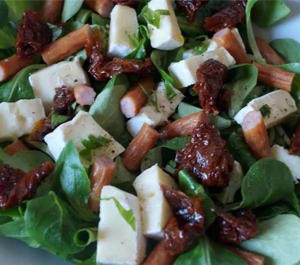 Sałatka z camembertem i suszonymi pomidorami: Przepis na hit imprez