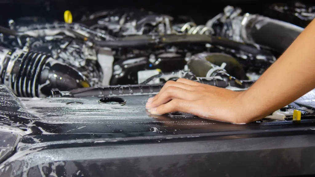 Jak bezpiecznie umyć silnik w samochodzie bez ryzyka uszkodzeń – praktyczne porady