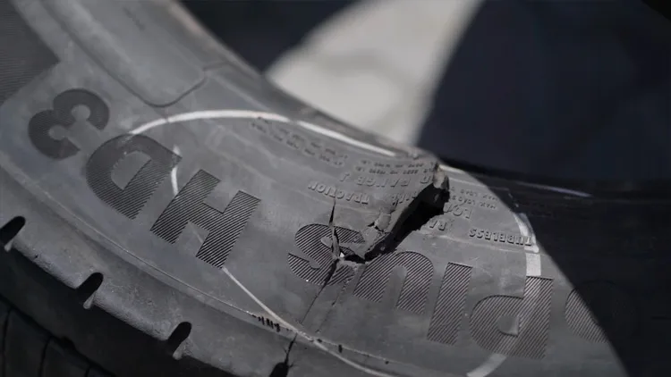 Jak uniknąć uszkodzenia auta i opon podczas podjeżdżania pod krawężnik