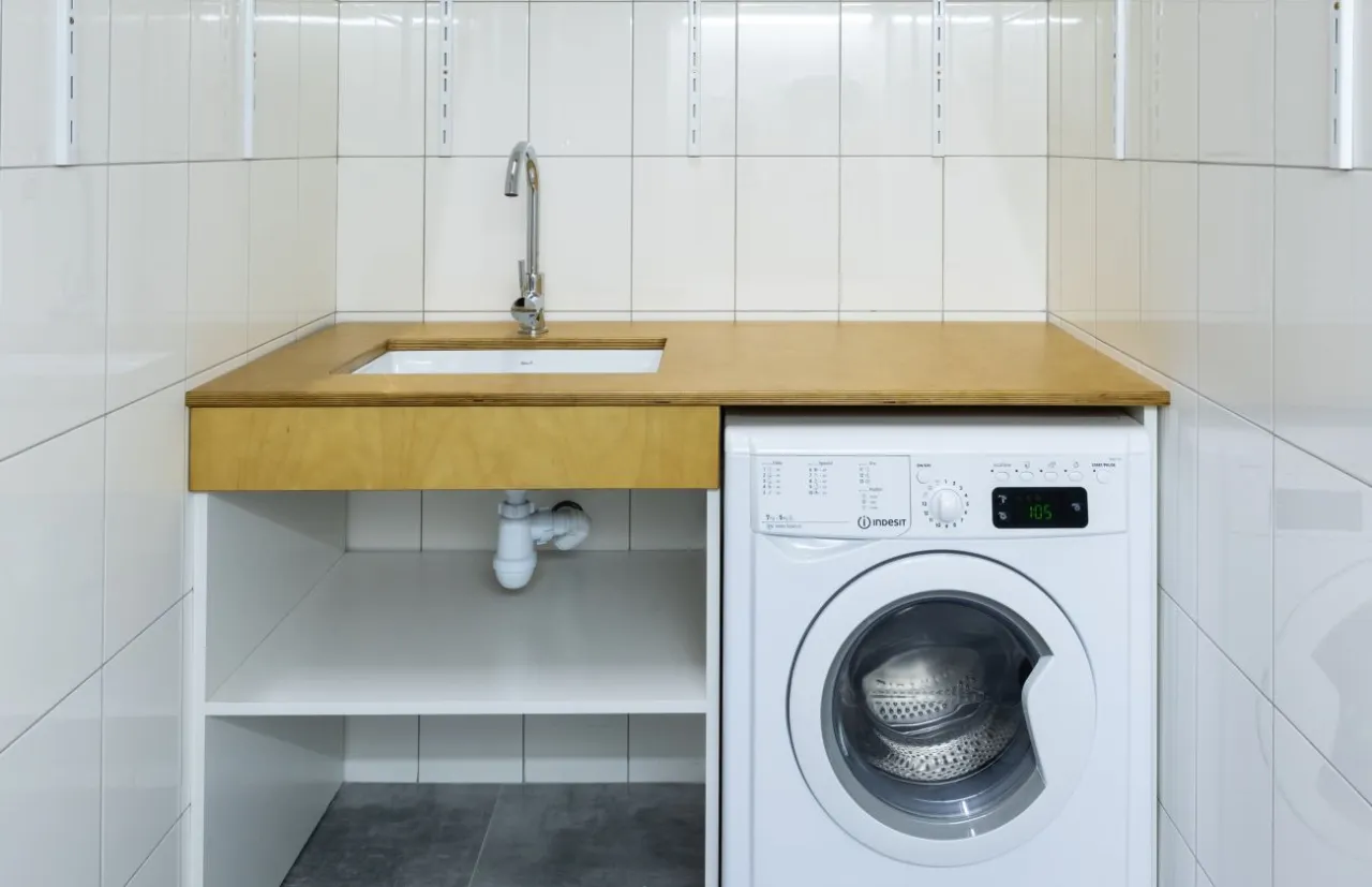 Sprytne sposoby na zabudowę pralki w małej łazience: 5 rozwiązań