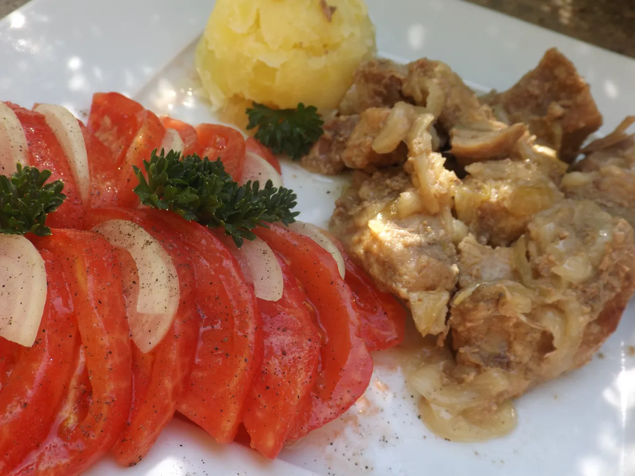 Jak zrobić świeżonkę z mięsa wieprzowego – tradycyjny przepis na smakowite danie