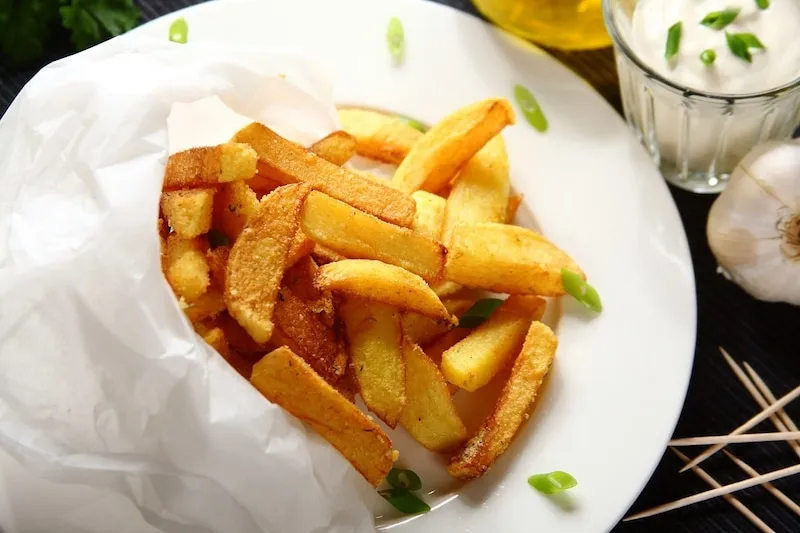 Frytki na kolację: Przepisy, sosy, wege i zdrowe alternatywy!