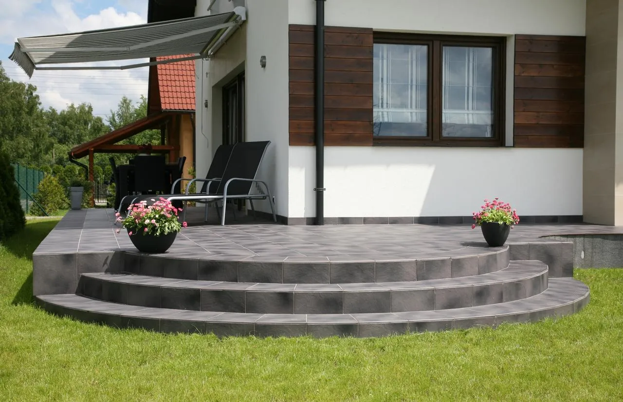 Najlepsze kleje na taras: sprawdź, co ochroni przed zniszczeniem