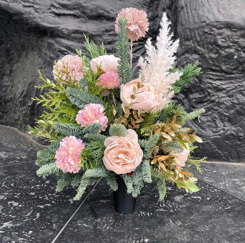 Sztuczne kwiaty do wazonu jak żywe – piękno bez trosk i pielęgnacji