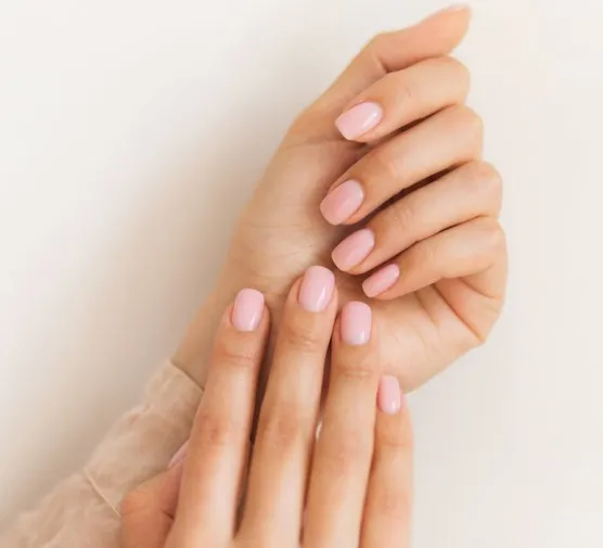 Jak skutecznie zmyć manicure hybrydowy bez uszkadzania paznokci