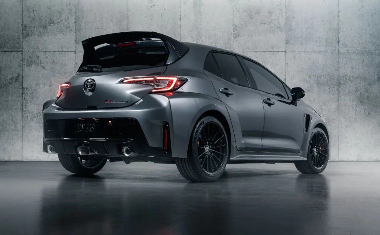 Toyota Corolla GR 2026 - 300 KM i napęd GR-FOUR - Czym się różni?
