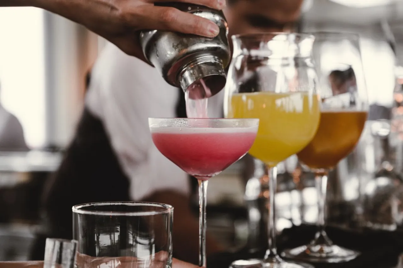 Ile zarabia barman w hotelu? Zaskakujące fakty o wynagrodzeniach