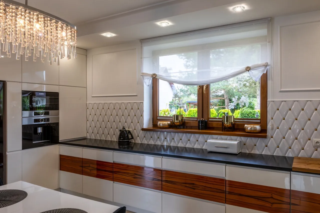 Co na okna w kuchni? Wybierz osłony odporne na tłuszcz i parę!