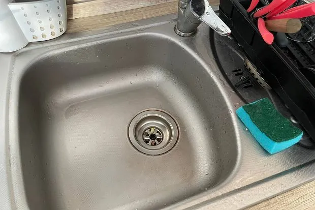 Czy można wlewać wrzątek do zlewu? Sprawdź, co może się stać