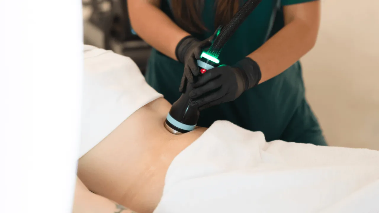 Endermologia jak działa? Odkryj sekrety ujędrniania i redukcji cellulitu