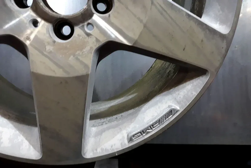 Jak usunąć farbę z felg aluminiowych bez ryzyka uszkodzeń? Jak usunąć farbę z felg aluminiowych bez ryzyka uszkodzeń?