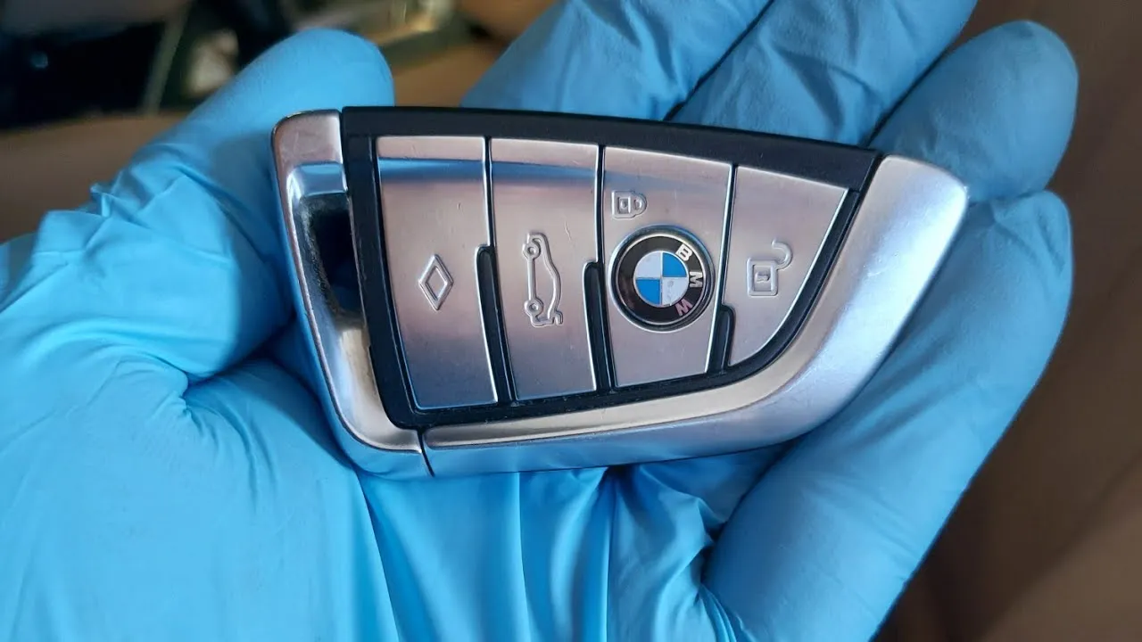 Wymiana baterii w kluczyku BMW - proste kroki i ważne wskazówki