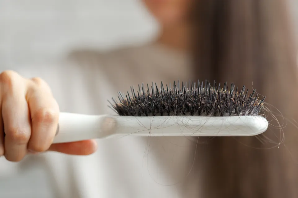 Skuteczne metody na usunięcie kurzu ze szczotki do włosów