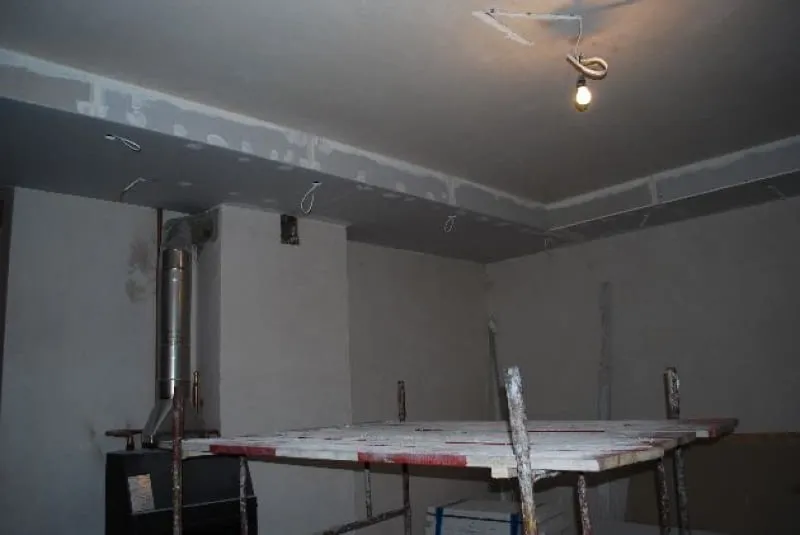 Tynki czy sufity podwieszane: co wykonać najpierw, aby uniknąć błędów?