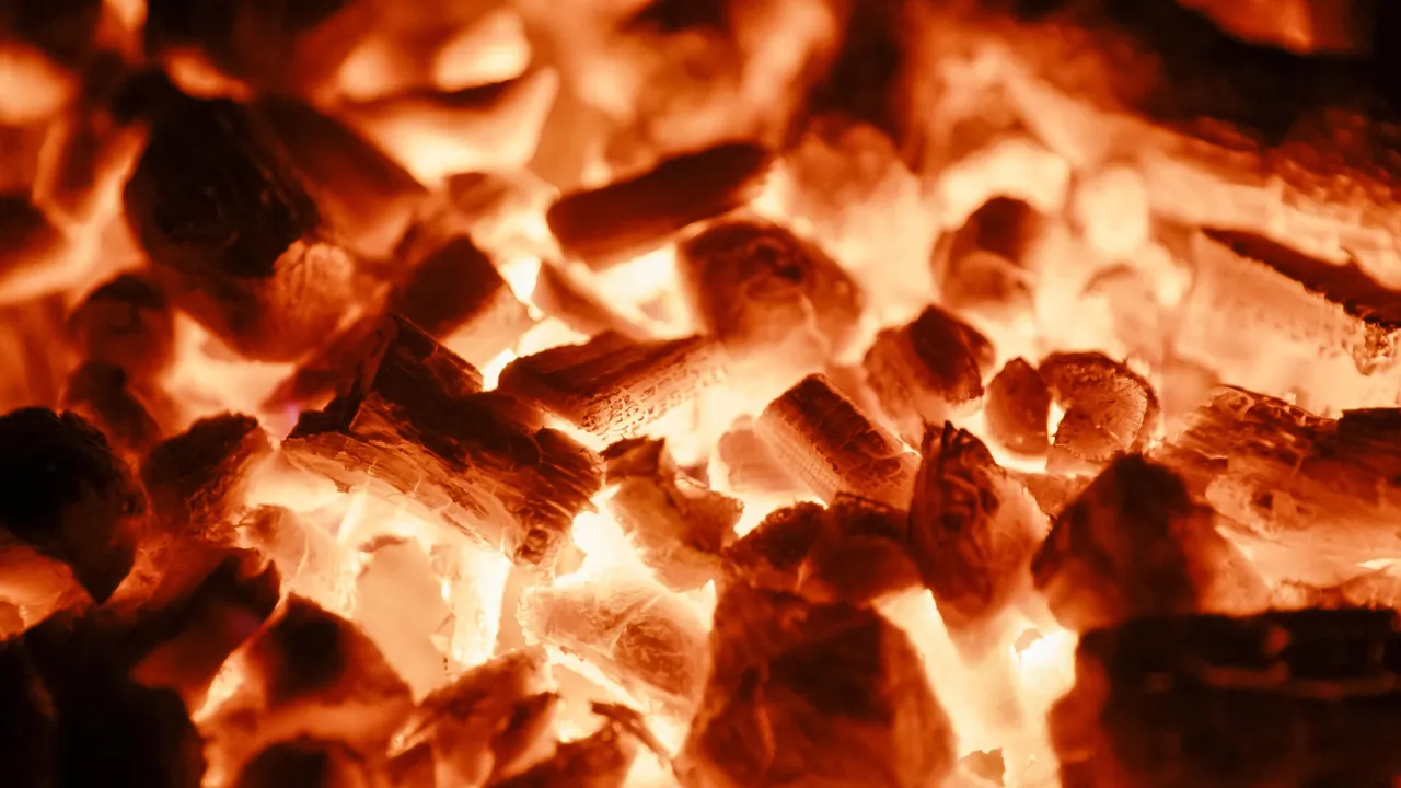 Jak rozpalić brykiet w kominku? Prosty poradnik krok po kroku