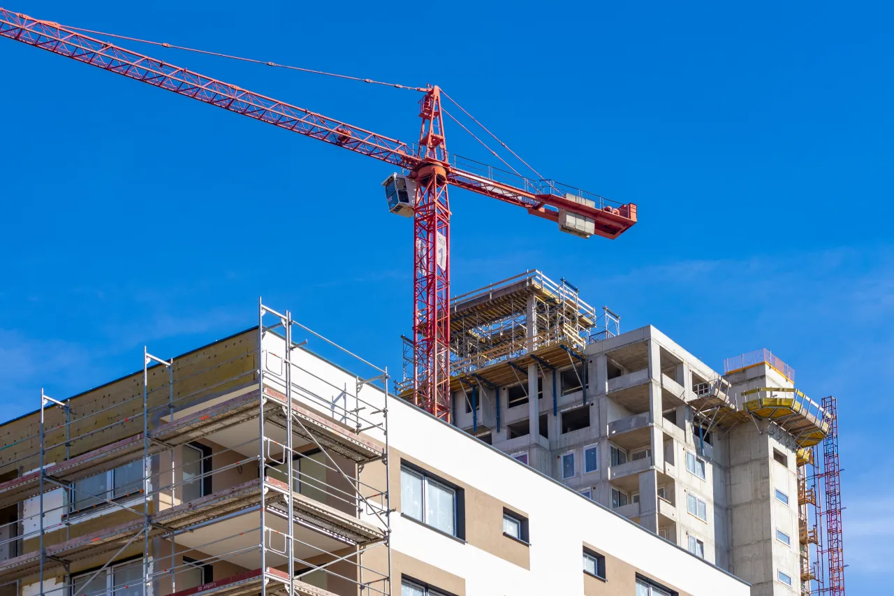 Czy deweloper może podnieść cenę mieszkania? Sprawdź swoje prawa!