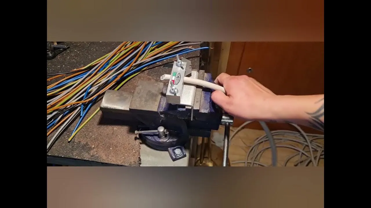 Jak obierać kable: najskuteczniejsze metody i unikanie błędów