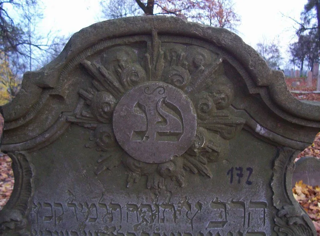 Co oznaczają kamyki na macewach? Odkryj ich głębokie znaczenie