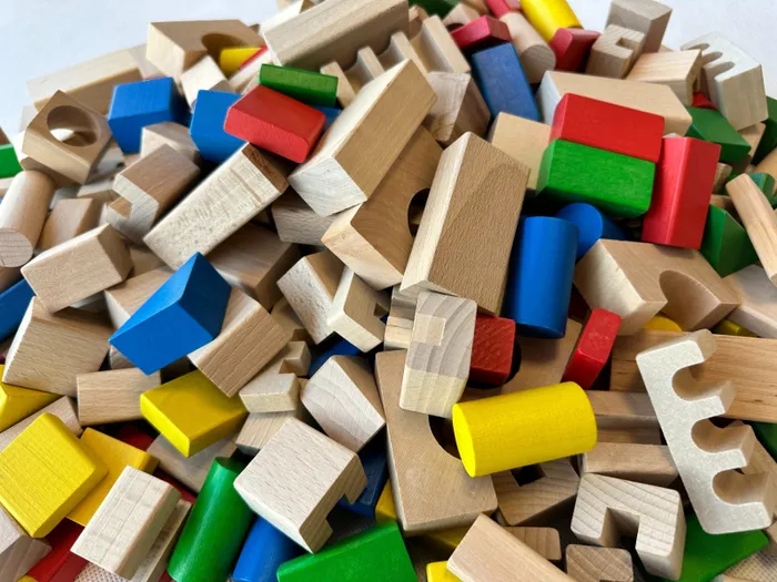 Drewniana zabawka sensoryczna: jak wspiera rozwój dziecka?